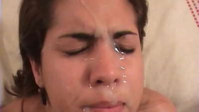 Брюнеткаи зебои лотинӣ ҷинси дағалона дорад