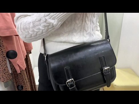❤️ Мастурбатсияи оммавии зани ҷавон ФералБерри бо дилдо дар утоқи мувофиқ ❤️❌ Порнои мақъад дар мо ❌️